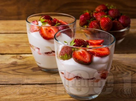 Летен крем десерт с ягоди с цедено кисело мляко и бисквити - снимка на рецептата